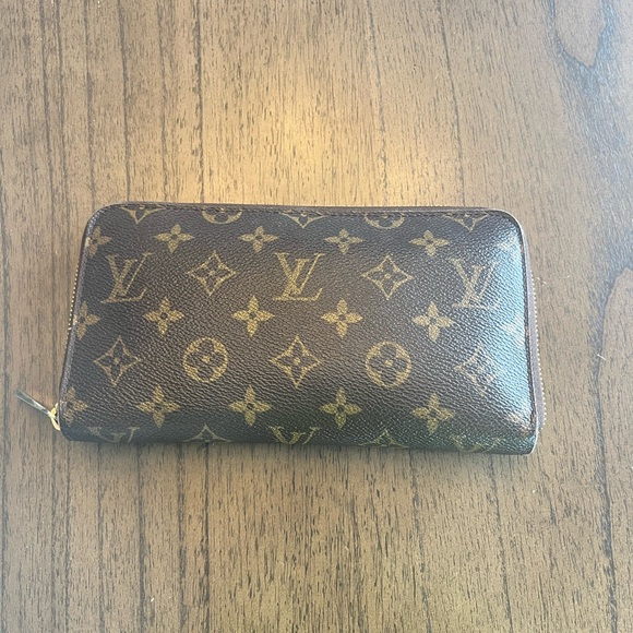 Louis Vuitton Wallet - Picture 3 of 5